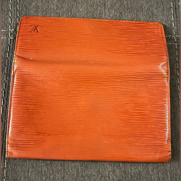 Vintage authentic Louis Vuitton Epi leather wallet - Picture 5 of 9